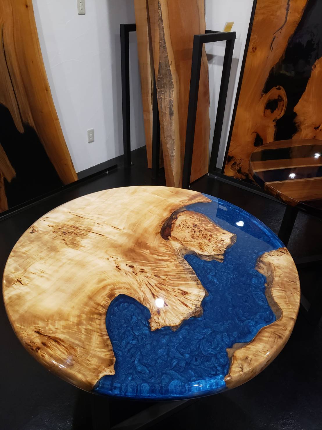 山梨で一枚板とレジンを使用したテーブルを製作するAoi| 商品一覧
